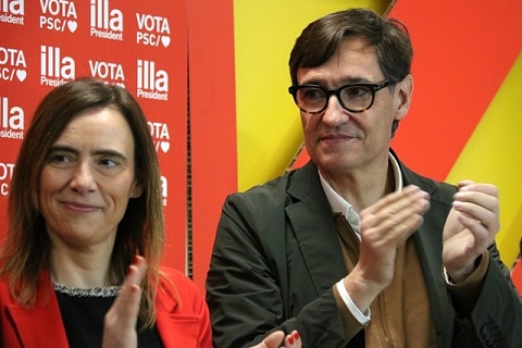 L'alcaldessa de Reus, Sandra Guaita, i el candidat del PSC a la presidència de la Generalitat, Salvador Illa, durant un acte de campanya a Reus