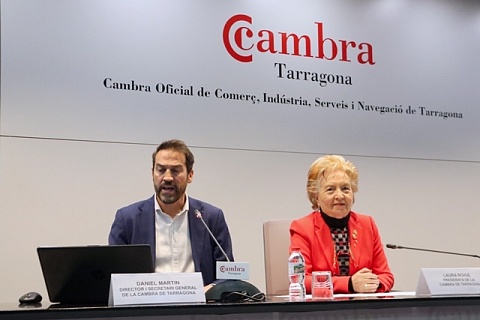 El secretari general de la Cambra de Comerç de Tarragona, Daniel Martín, i la presidenta de l'ens, Laura Roigé, durant el balanç anual d'aquest dilluns